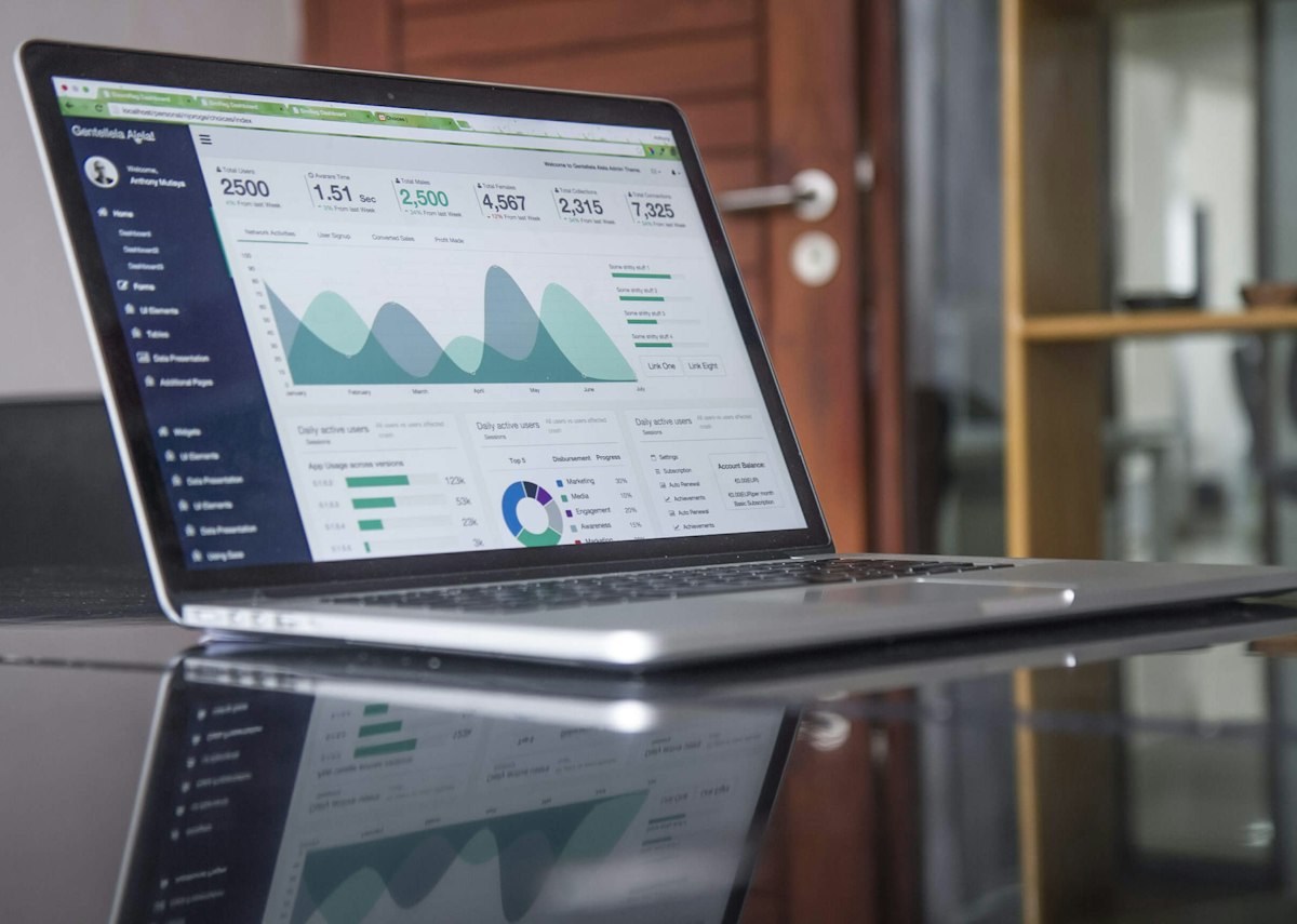 Gráficas financieras en una laptop